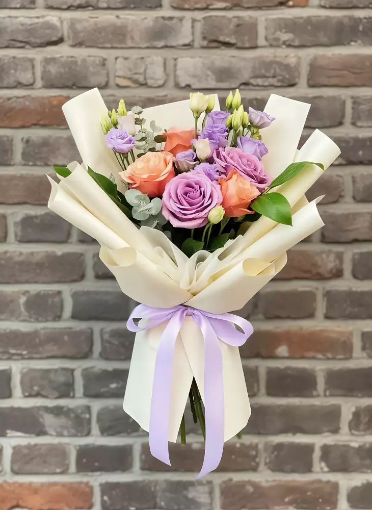 Букет цветов из: Лизиантусы и Розы в Белокурихе