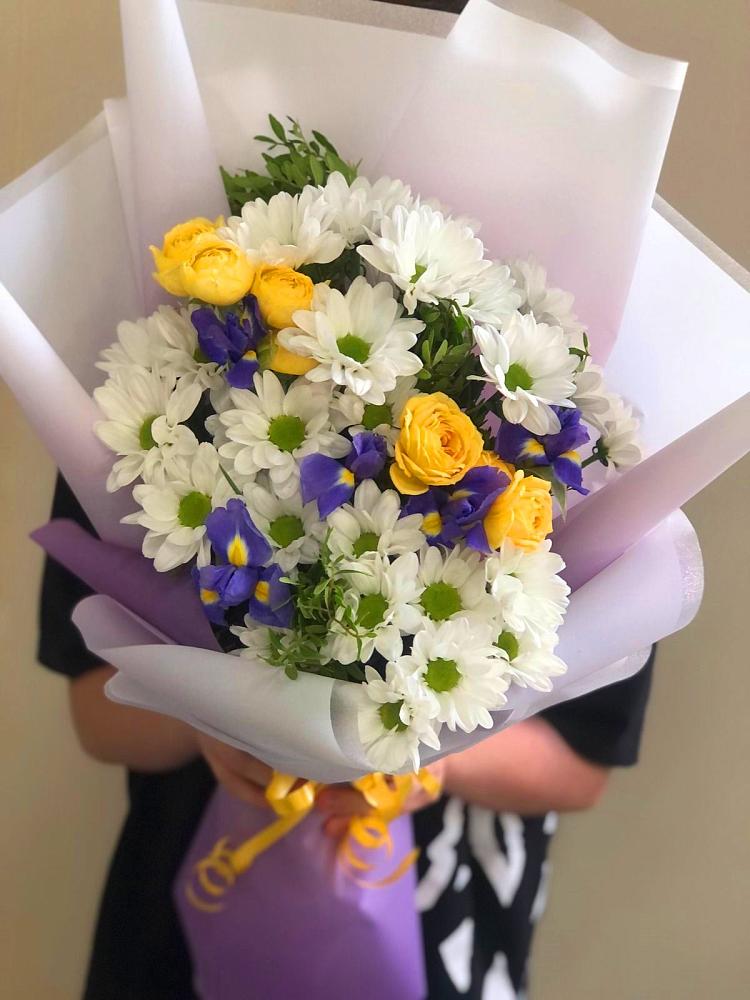 Букет цветов из: Ирисы, Хризантемы и Розы в Белокурихе