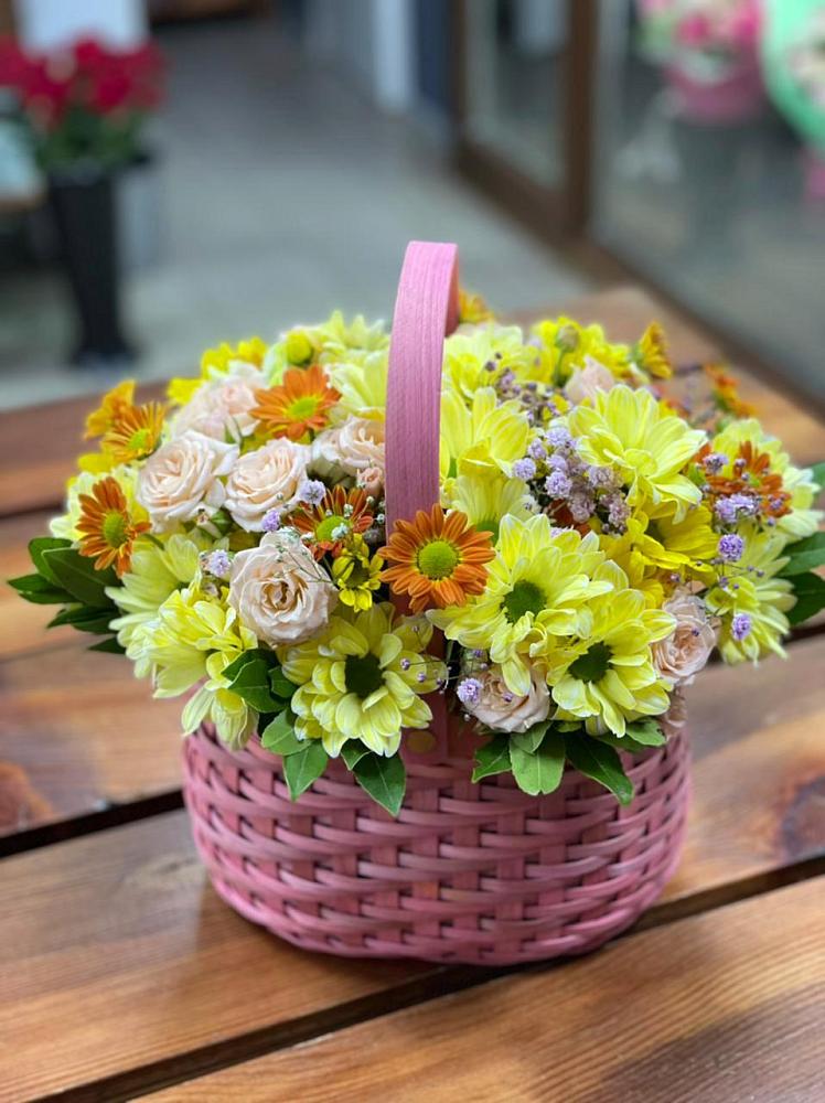 Цветочная композиция из Хризантемы и Розы в корзине в Белокурихе
