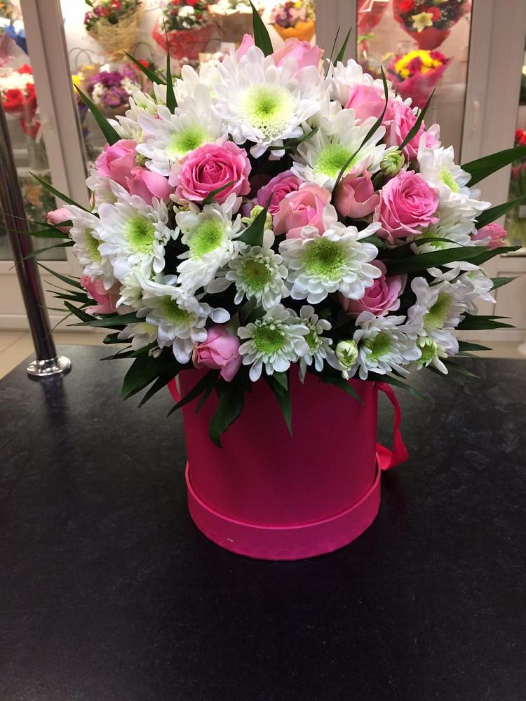 Цветочная композиция из Розы и Хризантемы в шляпной коробке в Белокурихе