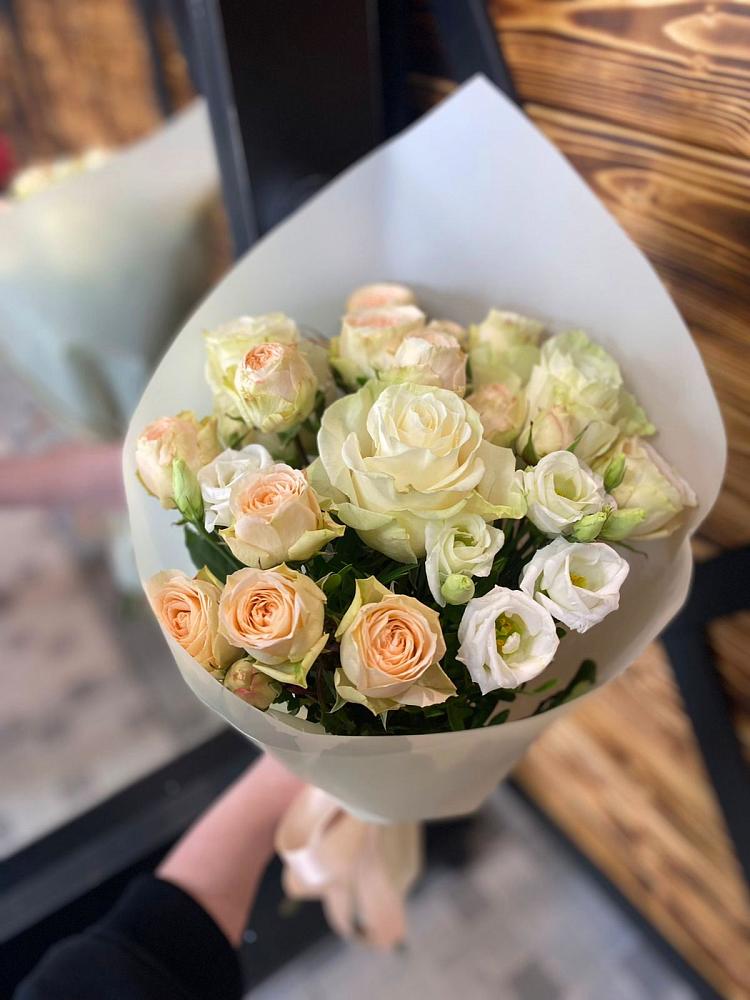 Букет цветов из: Розы и Лизиантусы в Белокурихе